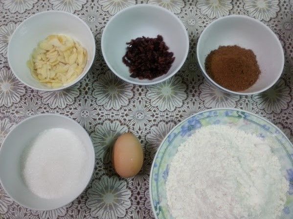 杏仁片烤約七分熟放涼備用。
蔓越莓果乾剪碎備用。
蛋打成蛋液備用。
麵粉、可可粉過篩備用。