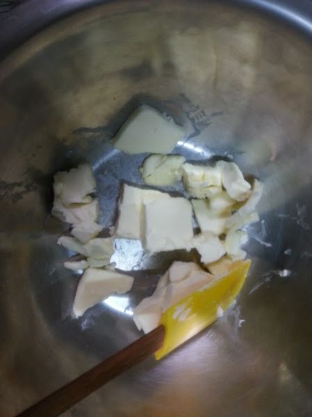 無鹽奶油室溫軟化。