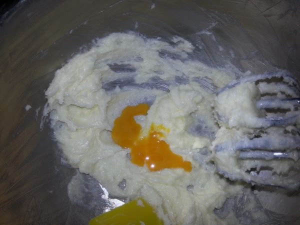 分次加入蛋液，每次蛋液需與奶油融合後，才可以再加下一次液，直到蛋液全部與奶油融合。