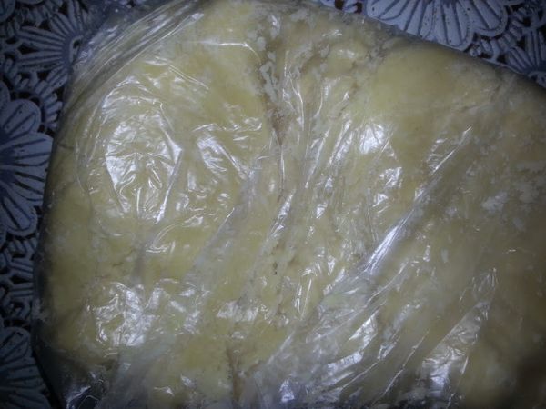 放入塑膠袋中，用按壓的方式揉捏均勻後，分成二份。