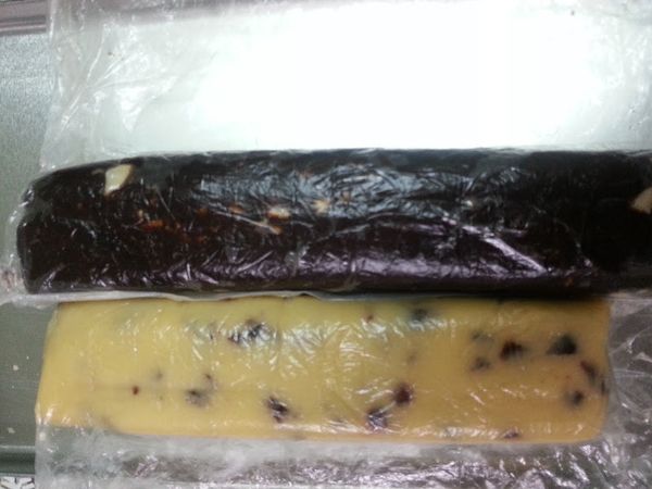白色麵糰部份再分成二份，一份加入蔓越莓果乾，整型成方型長條狀。
可可粉麵糰其中一份，加入烤過的杏仁片，整型成方型長條狀。
放入冷凍庫冰約50分鐘。