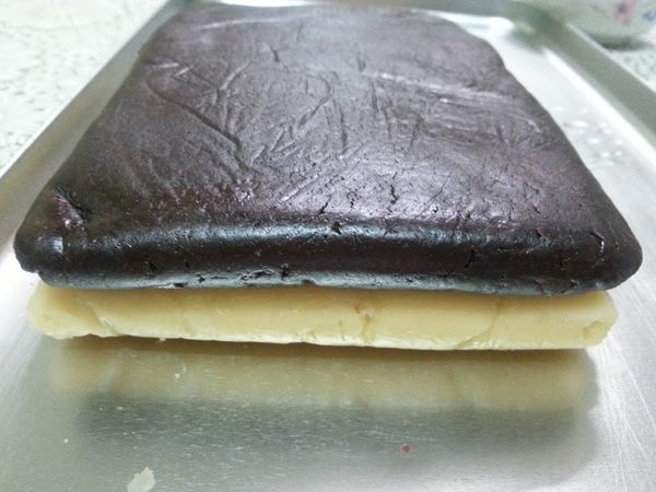 剩下的一份白色及可可粉麵糰，整型成約一分公厚的長方型，
放入冷凍庫冰約10分鐘至硬後取出，用蛋白液將二個粘合後，
切除邊緣，再切成對等寬的長條。