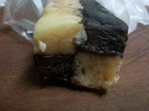 將二條對等寬的長條相對用蛋白液粘合（白對黑黑對白）