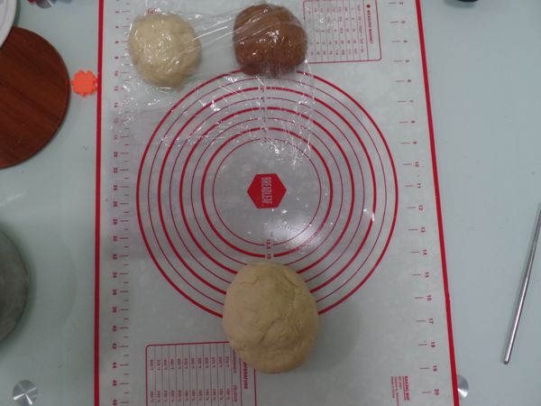 鮮奶麵團:鮮奶+砂糖小火攪拌融化  加入材料揉勻 保鮮膜蓋住15分鬆弛

巧克力麵團:鮮奶+砂糖+可可粉 小火攪拌融化
加入材料揉勻  保鮮膜蓋住15分鬆弛