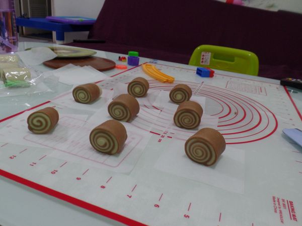 放在饅頭紙上 隔距離~發酵㑹變大 放入烤箱  一碗熱水  進行1小時發酵 因為兩種不一樣
份量15顆 我分兩次發酵  未進烤箱先用保鮮膜蓋著~