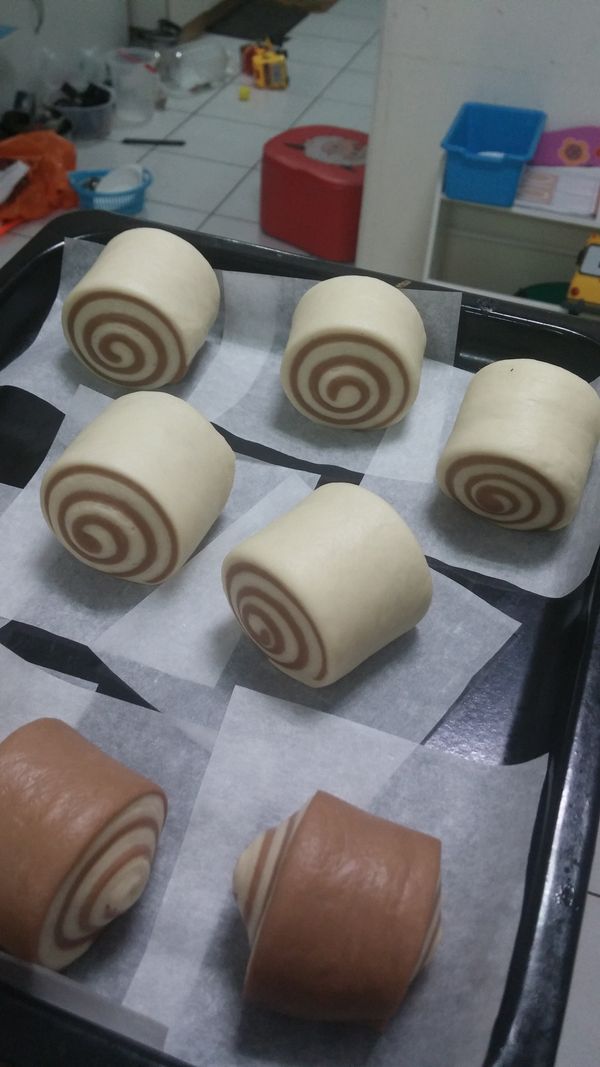 發酵完嚕~ 冷水底 鐵蒸籠   饅頭放入一樣也要留距離 不然會黏在一起 上面放條乾毛巾  大火滾後轉中小火 15分鐘即可關火 關火後不掀蓋，大概等個10分鐘再掀蓋，再等五分鐘再掀毛巾,看起來成功些~