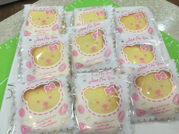 這種蛋白做的餅乾放久了，表面摸起來有點黏黏的，ㄧ個ㄧ個包裝起來比較保險🤗