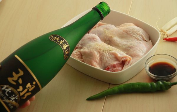 這款酒有二種包裝，大容量的可以拿來料理非常適合。將去骨雞腿加入醃肉料按摩一下醃20分鐘。