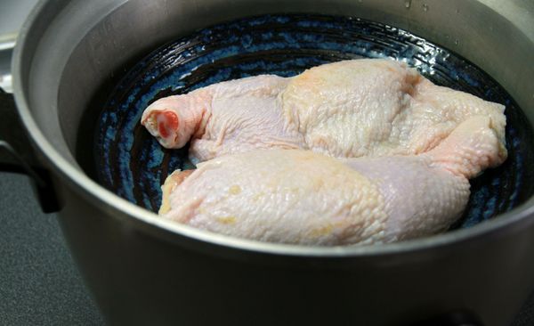 將去骨雞腿放入電鍋，外鍋加2杯水蒸熟取出放涼切塊。