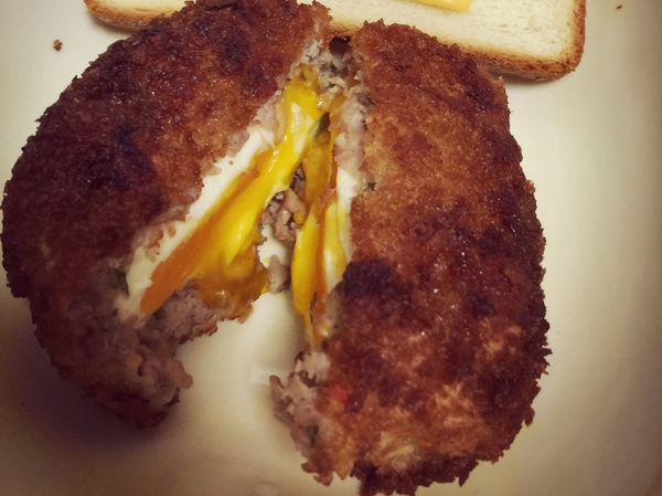 煮一鍋滾水放入雞蛋計時5分鐘，愛熟一點的再多個2分鐘