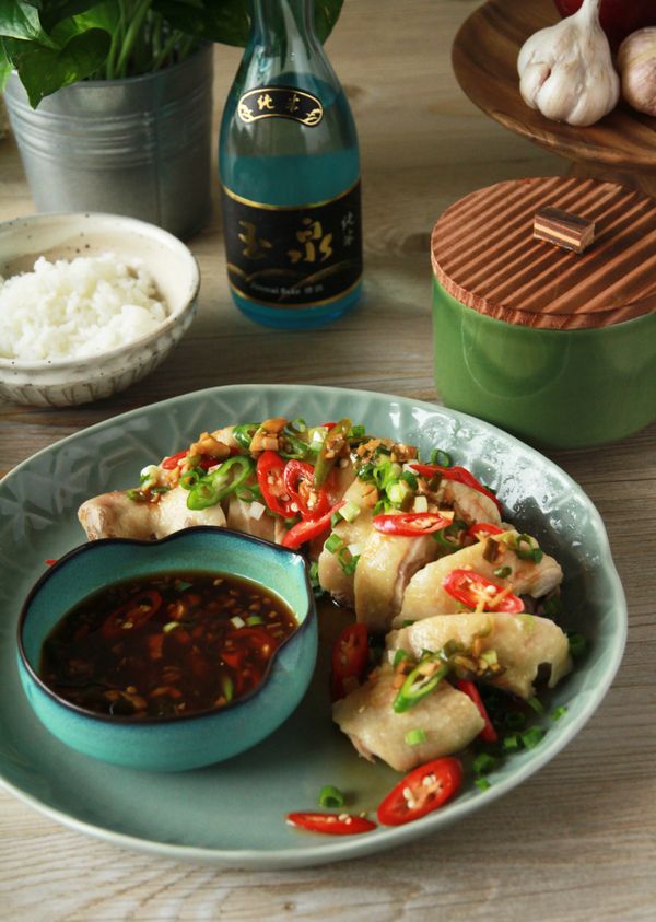 用純米和時間慢慢釀造的清酒喝起來的味道更加濃厚甘醇，除了用在料理上可以讓調味料的氣味更加柔和不刺激，所以覺得很適合用在辛香料很多的料理中。如果再搭配上清酒一起享用，就會發現酒的料理中和直接飲用時在味道上的層次變化喔。用另外，小容量的瓶子設計非常漂亮，很適合拿來作為款待客人的佐餐酒喔