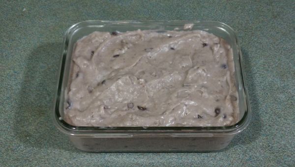 將椰香紅豆雪花糊倒入玻璃保鮮盒中，用刮刀將表面稍微抹平後，室溫放涼後放入冰箱冷藏數小時，待整個凝固後取出切塊即可。