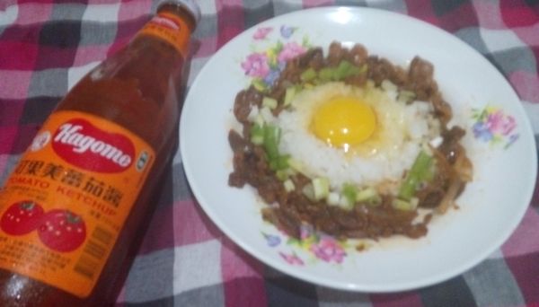 把白飯放入盤子中間，旁擺入蕃茄羊肉，中間擺一些蔥末，中間略壓扁擺生雞蛋，“羊肉飯"即完成。