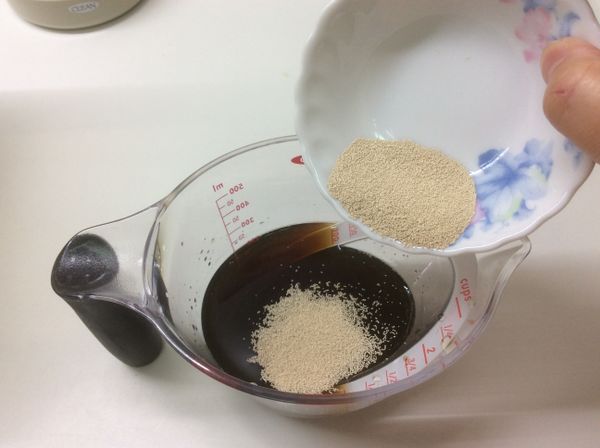 黑糖漿+溫水+黑糖跟酵母粉先溶化（最好在攪拌盆內溶化後，直接倒入麵粉，才不會lose掉這些材料）