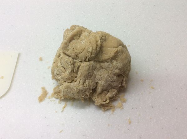 揉成麵團後，移到揉麵台