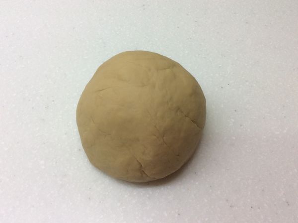 移到揉麵台，手揉約10分鐘，直到三光，比三光再三光一點