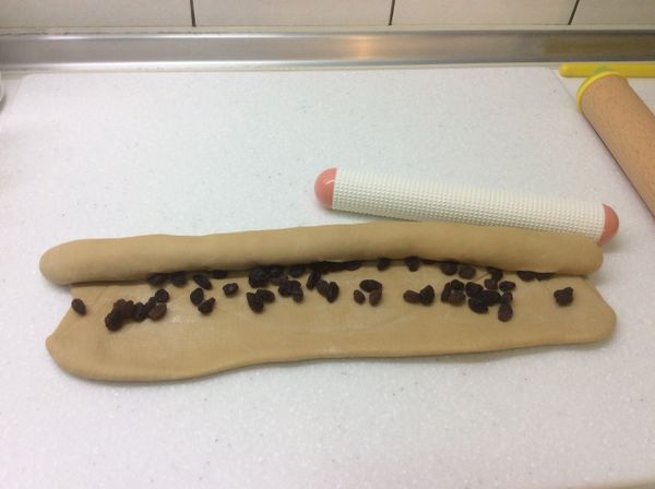 桿平的麵團抹上一些水或剩下的黑糖水，捲成圓柱體