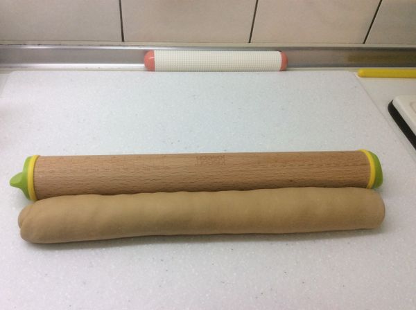 盡量搓揉成一樣粗細，切成8等份，每份約72g