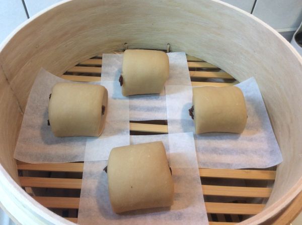 冬天時，放進烘碗機，加一盞燈增加溫度，發酵60-90分鐘，麵團變大，兩邊凸起，拿起來輕輕的，像棉花糖的感覺，即完成