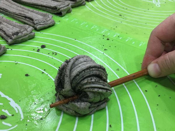 筷子壓在左手抓的前端👉抽出筷子。