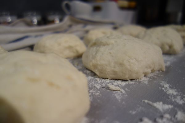 在另一大碗內倒進麵粉/糖/鹽/牛奶/蛋/麵粉攪拌均勻後，慢慢加入酵母水，將麵糰揉至光滑後蓋上濕布放在溫暖處醒一個小時。