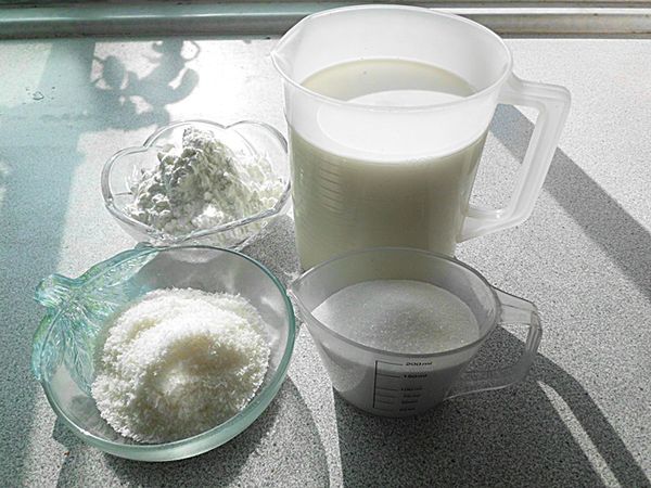 備齊所有材料，鮮奶分成兩份~分別為300ml和600ml。