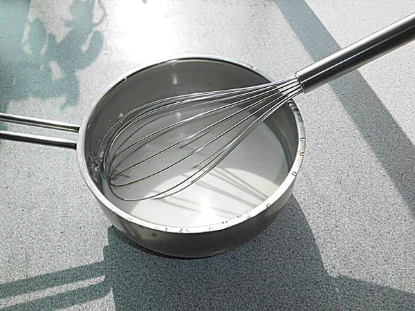 鮮奶300ml + 玉米粉120g拌均勻。