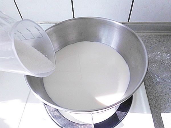 另一份鮮奶600ml小火加熱後.再加入細砂糖拌均勻至糖溶化(不需煮到沸騰~約70~90度之間)  

👉(細砂糖100~150g之間..可隨喜好的甜度自行調整。)