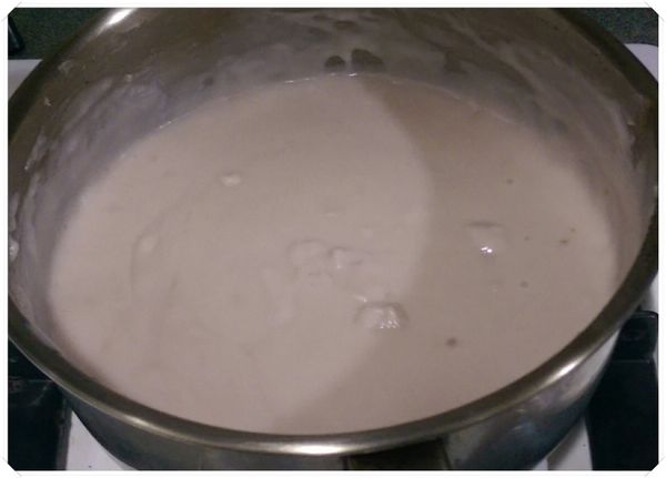 將芋泥倒入(步驟2)椰漿牛奶中攪拌均勻後，開小火煮滾(一定要記得邊煮邊攪拌，因為它很容易燒焦)，直至鍋中的芋泥糊開始覺得開始有些濃稠，而鍋內周邊開始有些稍微的凝固狀後，快速攪拌均勻後熄火。
(喜好有咀嚼口感的朋友可在熄火前，在椰香芋泥糊中放入一點熟芋頭細絲或小芋頭塊後，快速攪拌均勻)