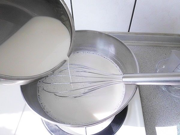 將(2)的玉米粉鮮奶徐徐倒入加熱的(3)鮮奶中..邊倒入邊攪拌。