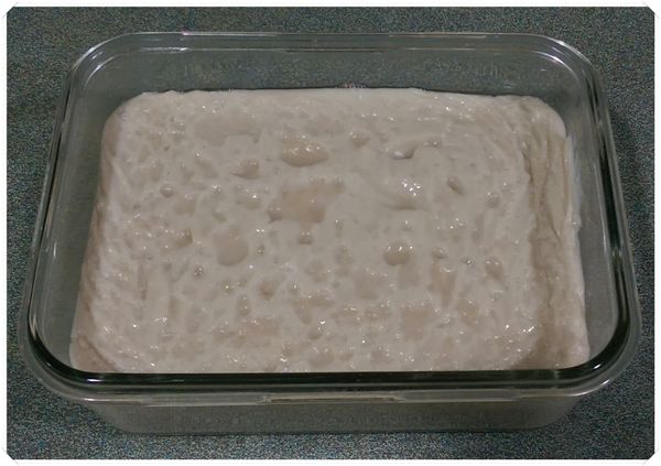 將椰香芋泥雪花糊倒入玻璃保鮮盒中，用刮刀將表面稍微抹平後，室溫放涼後放入冰箱冷藏數小時，待整個凝固後取出切塊即可。