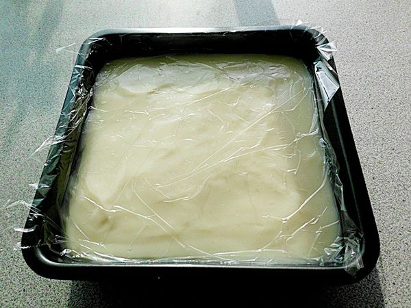 貼著雪花糕表面覆蓋上保鮮膜~避免表面乾燥。