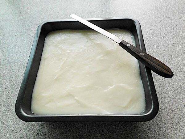 室溫放至稍微涼後..再放入冰箱冷藏定型~完全涼透後即可取出脫模。