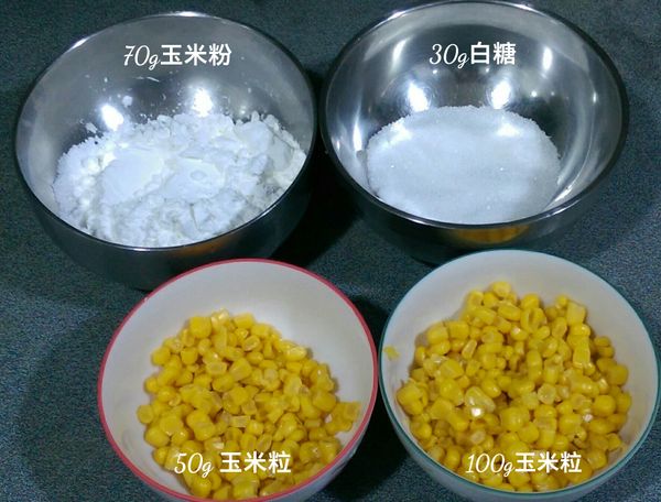煮一鍋滾水將罐裝玉米粒燙過，取出瀝乾水份後，分兩份分別是50g、100g備用。