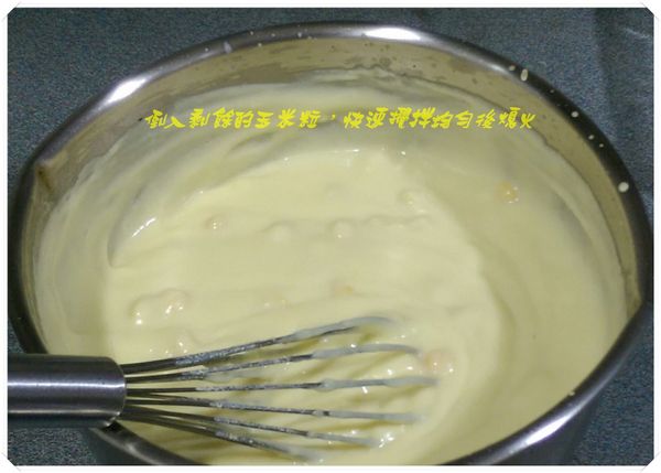 將玉米牛奶倒入(步驟2)椰漿牛奶中攪拌均勻後，開小火煮滾(一定要記得邊煮邊攪拌，因為它很容易燒焦)，直至鍋中的玉米糊開始覺得開始有些濃稠，而鍋內周邊開始有些稍微的凝固狀後，加入剩餘的50g玉米粒，快速攪拌均勻後熄火。