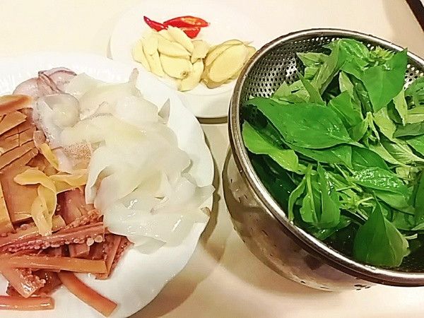 備食材
魷魚刻花切片狀 中卷切圈狀
蒜片 薑片 辣椒切片 九層塔洗淨
