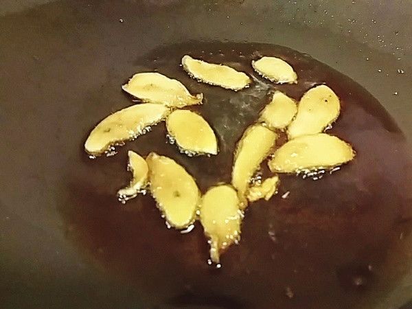 取一炒鍋加入黑麻油 中火爆香薑片