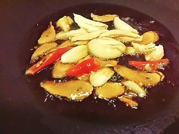 薑片呈乾扁 再加入蒜頭及辣椒爆香