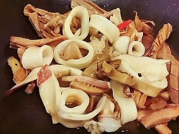 放入備妥的中卷及魷魚炒勻