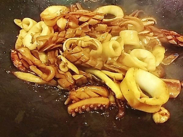 加入 醬油 米酒 糖炒勻後轉中火至醬汁收乾