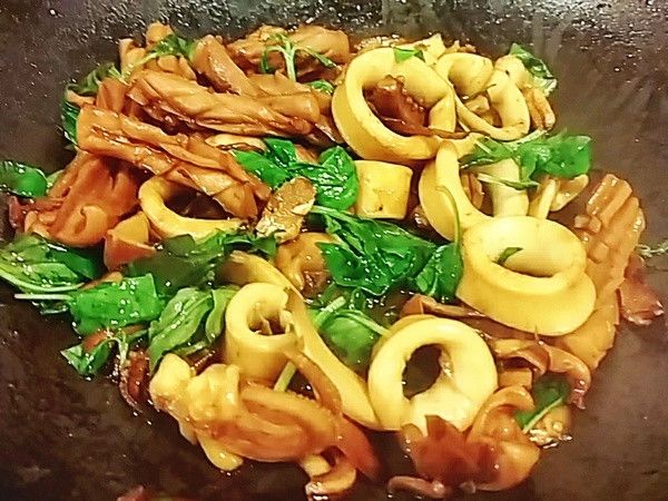 開大火加入九層塔快炒