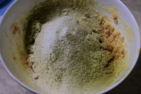 麵粉過篩後用刮刀拌均，等差不多就可以用手開始揉。(或是直接用手也可以啦，只是奶油會很油膩)