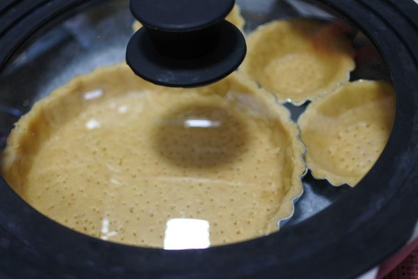 ❶產生水氣的話要記得擦掉，不用擔心溫度散失等等，重點是水不要滴到塔上。
❷時不時要轉個方向喔，不然受熱不平均會焦掉!
❸等晃動塔模時發現塔已經脫模，就代表差不多好了，再烤個5~10分鐘就可以拿起來。
❹這時部分塔皮會膨脹，記得用叉子壓一下或輕微叉洞，固定一下等塔皮變硬就不會脹起來了~