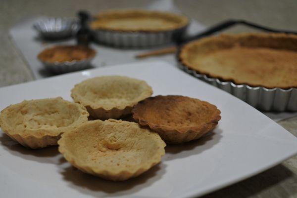 如果平底鍋是熱的接著烤下一批，就不用調中小火，直接以小火開始烤就可以，不然就會像我右邊那個有點焦掉了:P