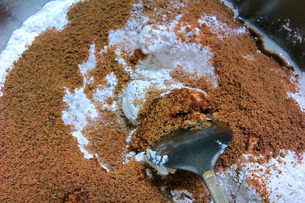 將糯米粉，黑糖，煮的黑豆茶放於容器內拌勻。