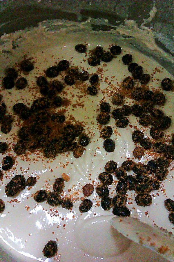 再將蜜黑豆放於容器內一起攪拌。