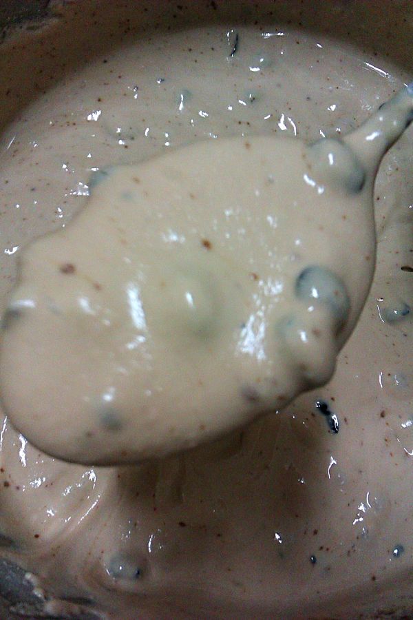 另取一容器，內鍋抹油，將拌勻的料倒入內。
【放於電鍋內，在外鍋放2杯米量杯的水，電源跳起後即可取出】