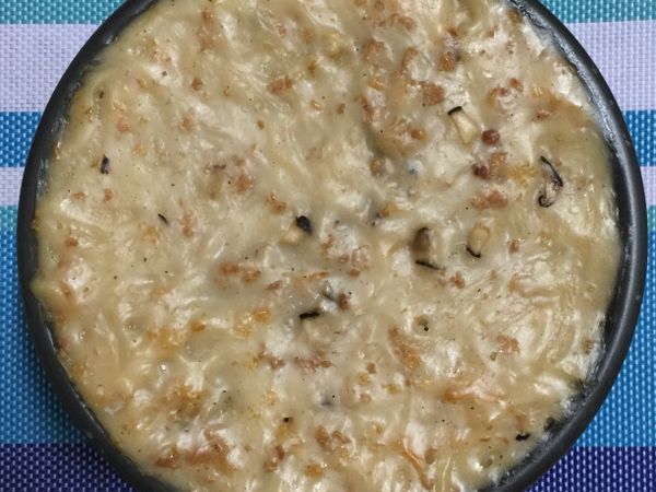 放電鍋蒸，外鍋放3杯水，跳起時用筷子插入蘿蔔糕，若沒沾到米漿就熟囉！放涼再脫模切片，才不會太軟。