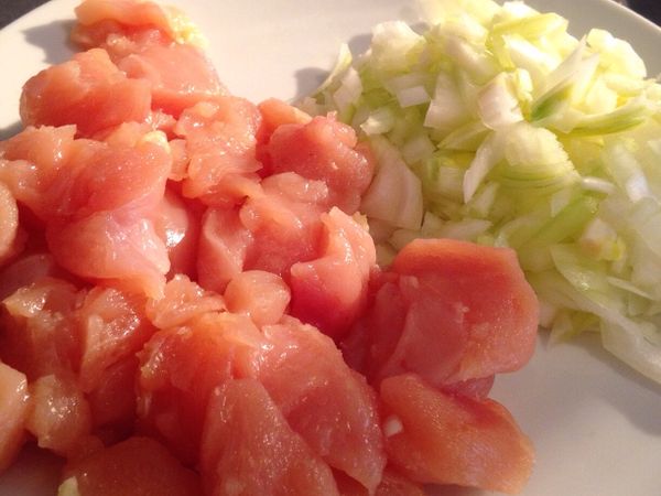 《處理洋蔥和雞胸肉》
將洋蔥切碎，雞胸肉切成可以一口塞進嘴的大小。撒一丁點的鹽巴和胡椒在切好的雞肉上，拌一拌當調味(調味這步驟其實可以省略)。