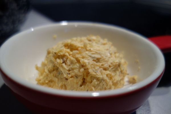 將軟化的奶油和蒜末，以及其他調味香料混合。奶油軟化後用湯匙就很好混合攪拌了。